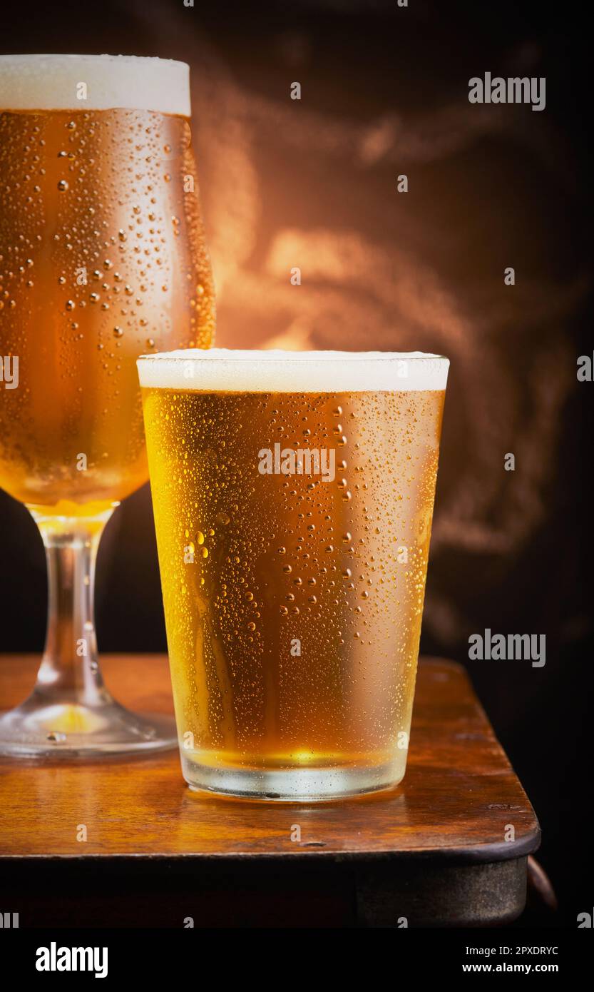 Zwei Gläser kaltes Bier auf einem Holztisch. Stockfoto