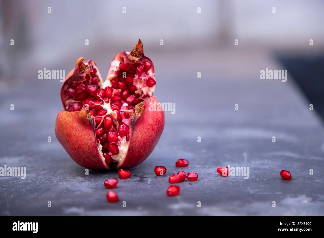 Reife Granatapfelfrüchte mit Samen auf dunklem Hintergrund Stockfoto