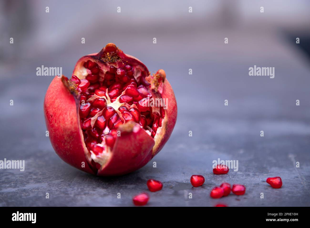 Granatapfelfrucht auf dunklem Hintergrund. Selektiver Fokus. Stockfoto