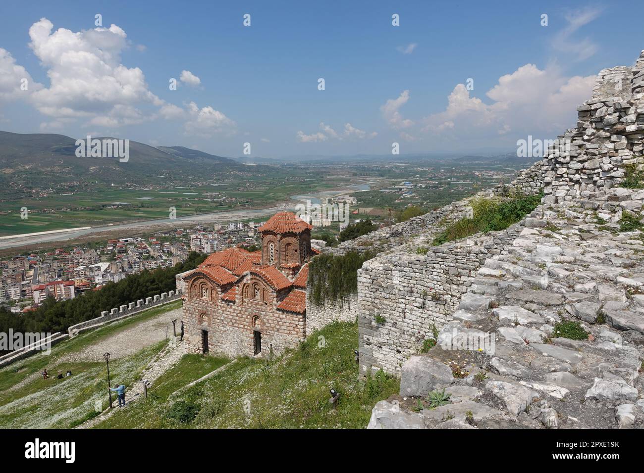 Kirche aus dem 13. Jahrhundert der Heiligen Dreifaltigkeit, die älteste Kirche auf dem Burgberg in Berat, Albanien Stockfoto