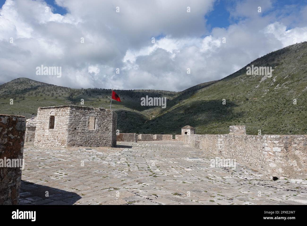 Blick auf den Gipfel des Ali Pasha Schlosses in Porto Palermo, Albanien Stockfoto