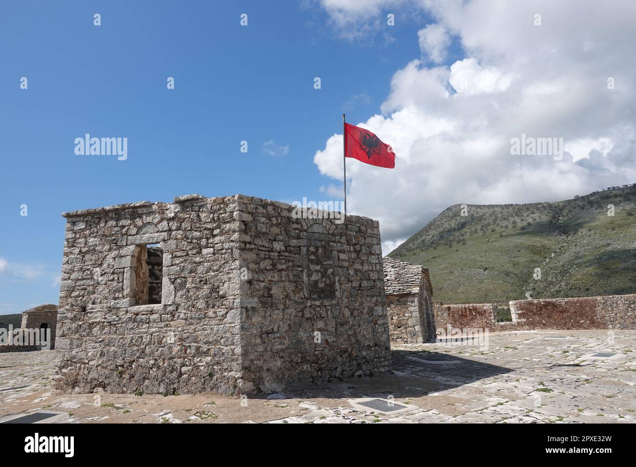 Blick auf den Gipfel des Ali Pasha Schlosses in Porto Palermo, Albanien Stockfoto