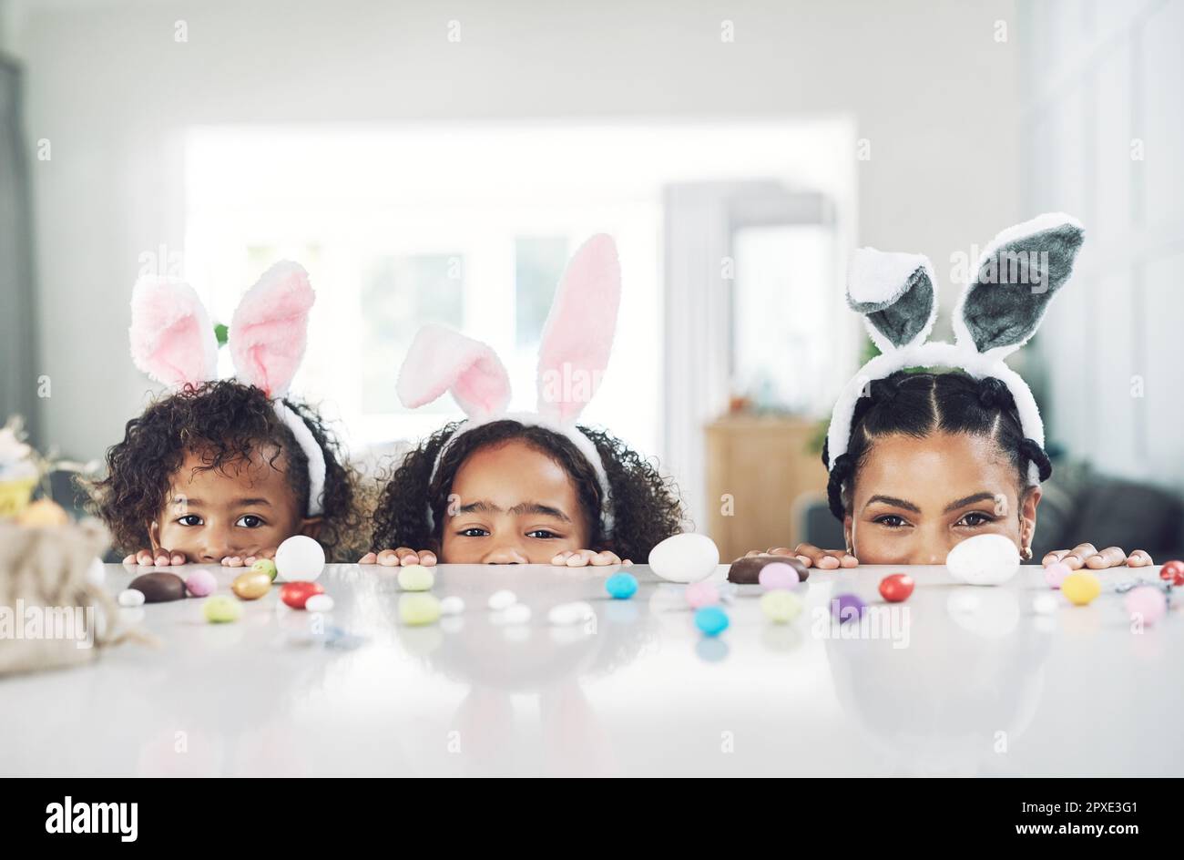 Bedingungslose Liebe zwischen Mutter und Tochter. Eine Mutter, die Zeit mit ihren Töchtern zu Hause verbringt. Stockfoto