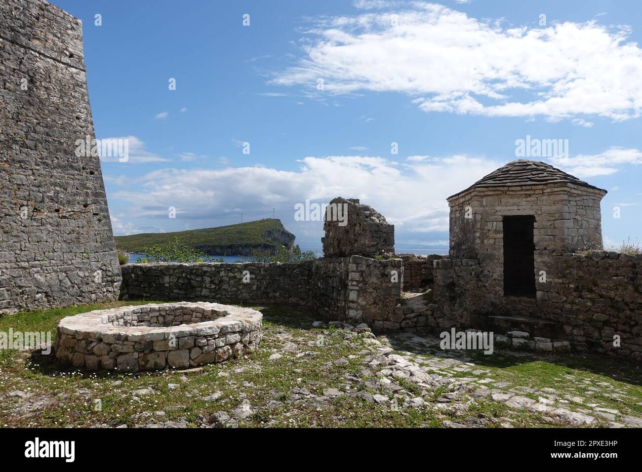 Blick auf den Gipfel des Ali Pasha Schlosses in Porto Palermo, Albanien Stockfoto