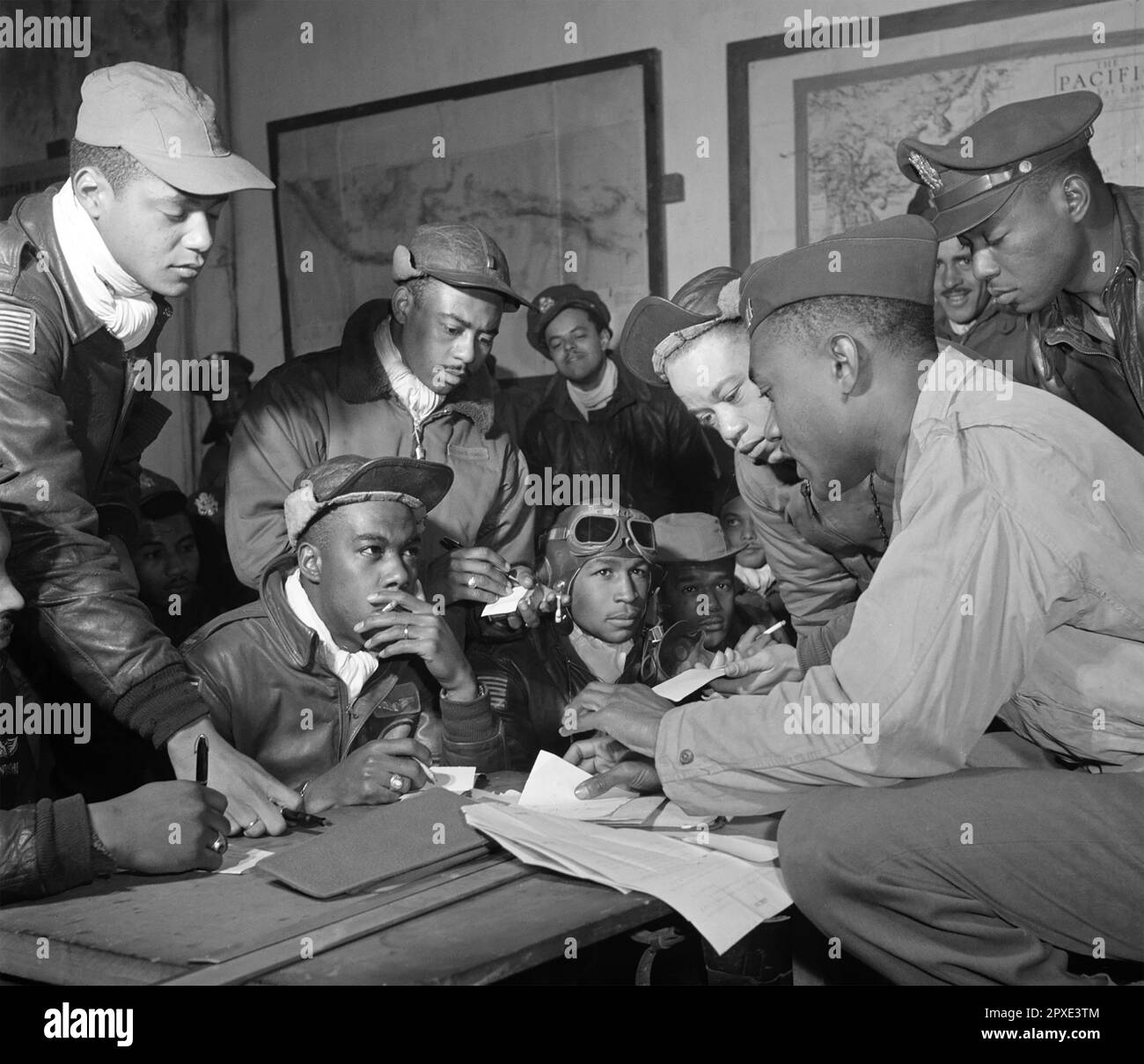 TUSKEGEE AIRMEN werden im März 1945 auf dem Flugplatz Ramitelli, Italien, informiert Stockfoto