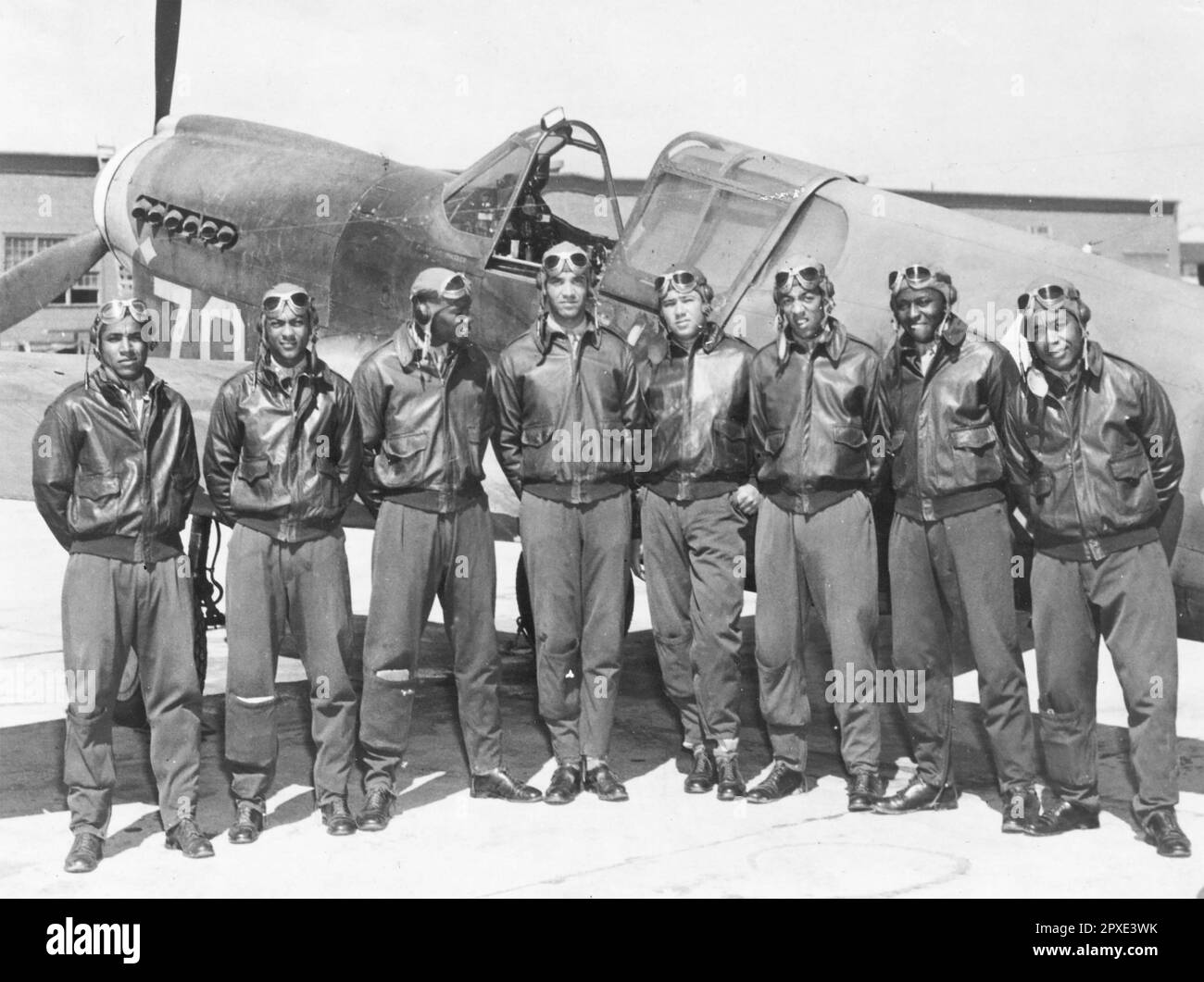 TUSKEGEE-FLIEGER nisten in einem Curtis P-40 Warhawk-Kämpfer um die 1943 Stockfoto