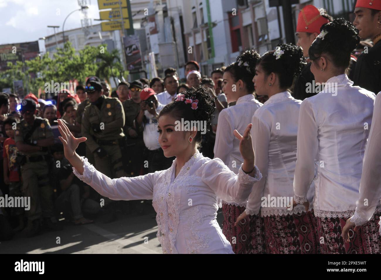 Maengket-Tanz beim Festival, ein traditioneller Tanz der Minahasa in Indonesien Stockfoto