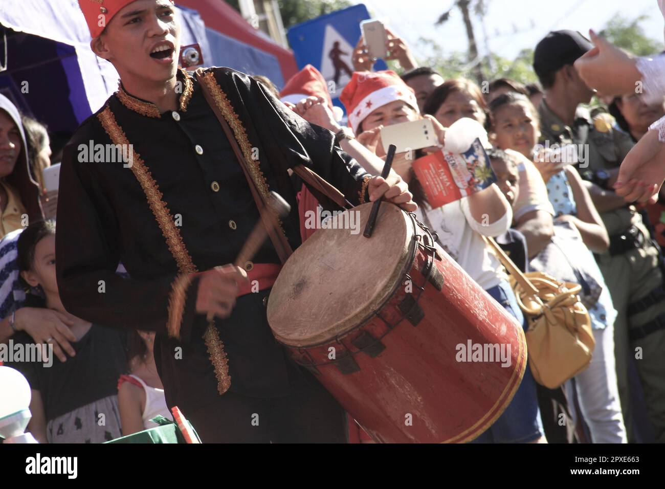 Maengket-Tanz beim Festival, ein traditioneller Tanz der Minahasa in Indonesien Stockfoto