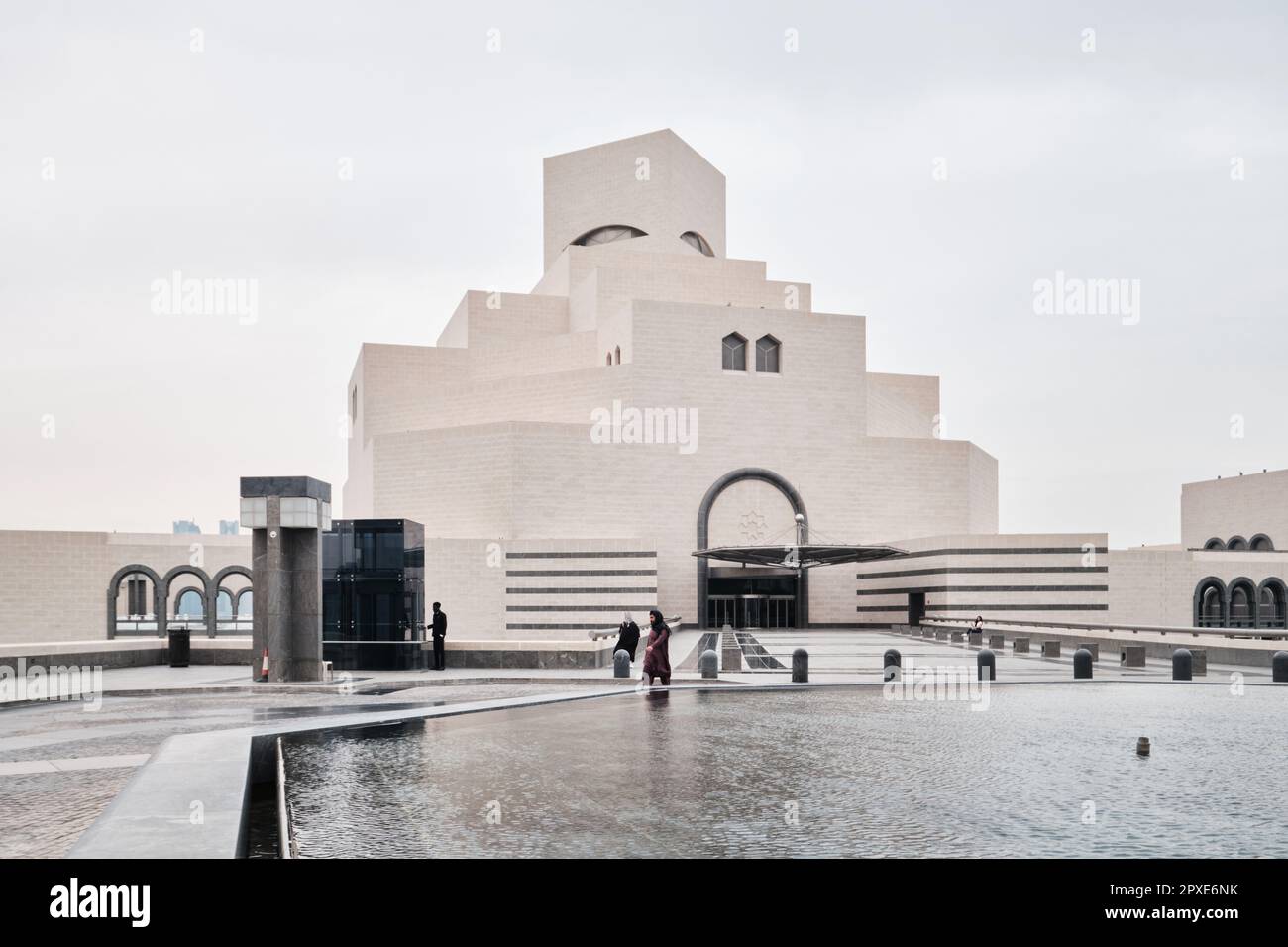 Doha, Katar - April 2023: Das berühmte Museum für islamische Kunst, das vom Architekten I. M. Pei entworfen wurde, befindet sich an der Corniche von Doha Stockfoto