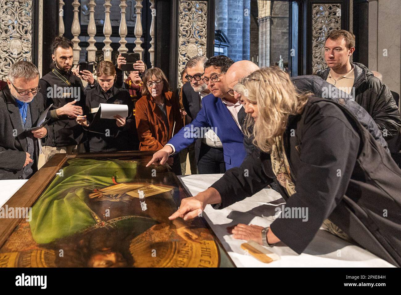 Gent, Belgien. 02. Mai 2023. Stadtrat Sammy Sougir und Bischof Lode Van Hecke bildeten während eines Pressezeitpunkts zum Beginn der dritten Phase der Restaurierung des Mystischen Lammes am Dienstag, den 02. Mai 2023, in Gent. Die Tafeln des oberen Registers der inneren Tafeln in der Kathedrale werden demontiert und in das Museum der Schönen Künste in Gent transferiert. „Het Lam Gods“ Altarpiece (die Adoration des mystischen Lamms) von Hubert und Jan van Eyck befindet sich in der Sint-Baafs Kathedrale (St. Bavo's Cathedral) in Gent. BELGA FOTO JAMES ARTHUR GEKIERE Kredit: Belga News Agency/Alamy Live News Stockfoto