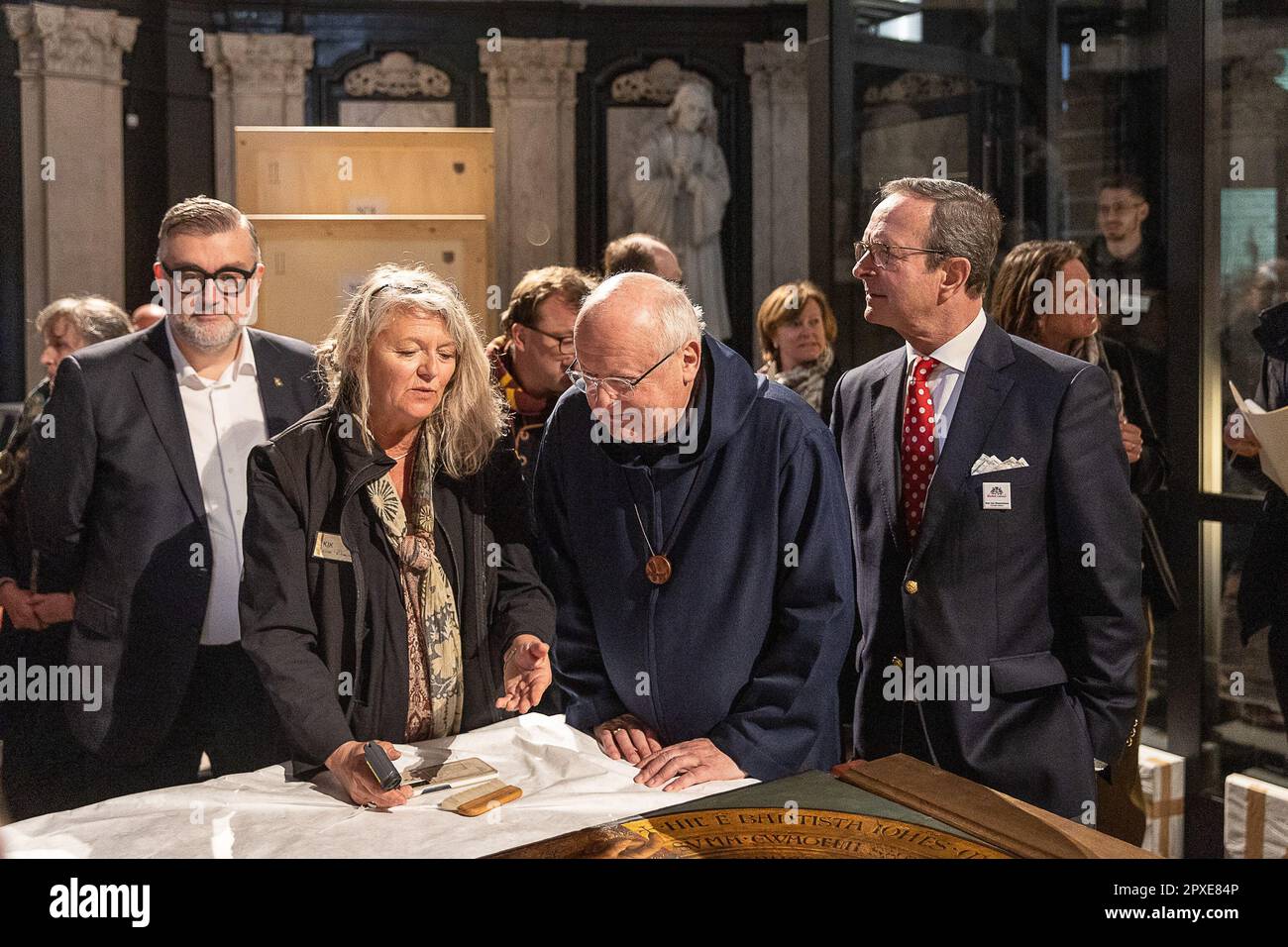 Gent, Belgien. 02. Mai 2023. Der Bischof Lode Van Hecke von Gent bildete während eines Pressezeitpunkts den Beginn der dritten Phase der Restaurierung des Mystischen Lammes am Dienstag, den 02. Mai 2023 in Gent. Die Tafeln des oberen Registers der inneren Tafeln in der Kathedrale werden demontiert und in das Museum der Schönen Künste in Gent transferiert. „Het Lam Gods“ Altarpiece (die Adoration des mystischen Lamms) von Hubert und Jan van Eyck befindet sich in der Sint-Baafs Kathedrale (St. Bavo's Cathedral) in Gent. BELGA FOTO JAMES ARTHUR GEKIERE Kredit: Belga News Agency/Alamy Live News Stockfoto