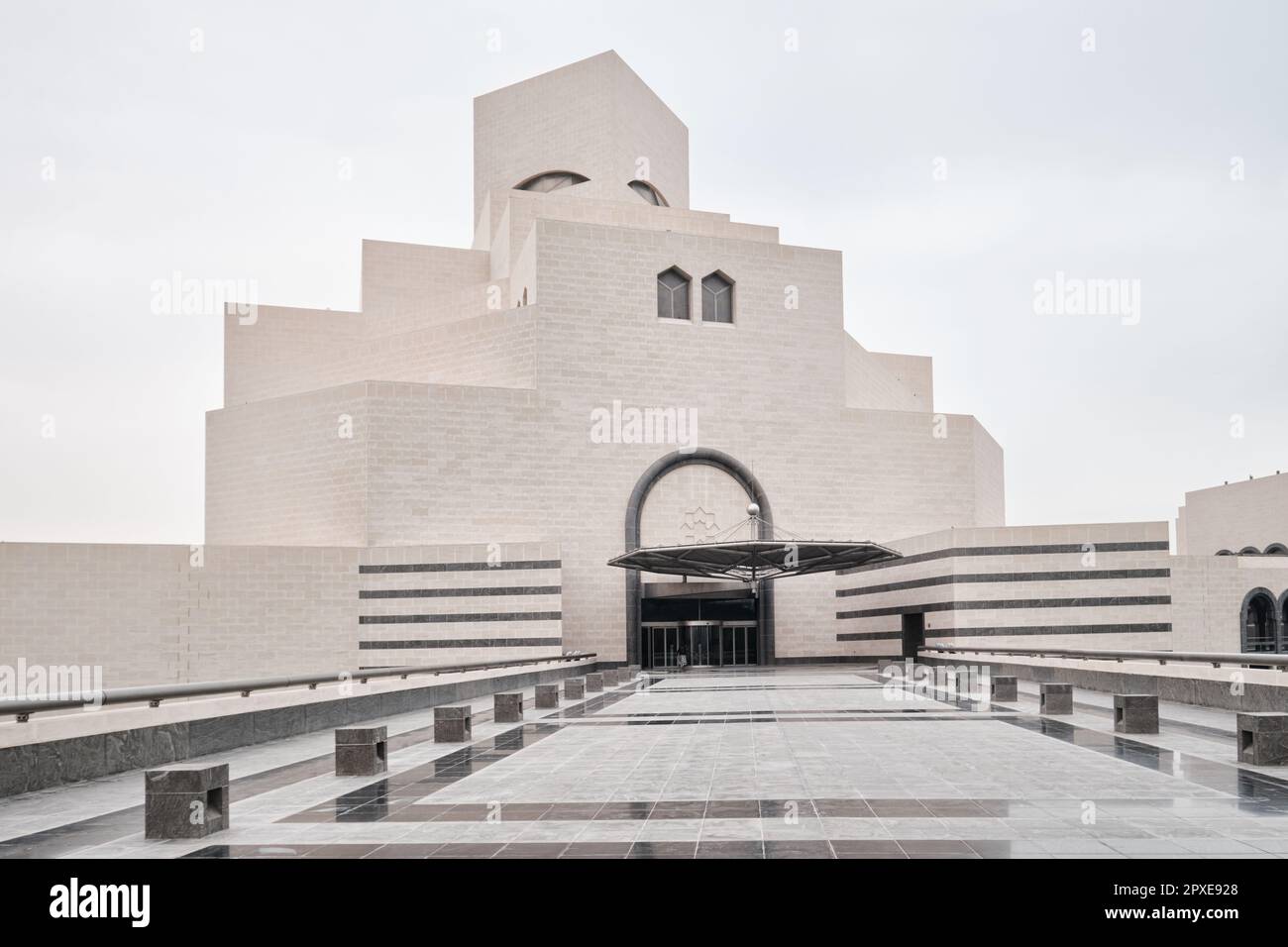 Doha, Katar - April 2023: Das berühmte Museum für islamische Kunst, das vom Architekten I. M. Pei entworfen wurde, befindet sich an der Corniche von Doha Stockfoto