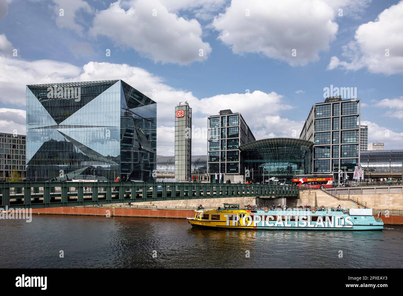 The Cube Berlin, würfelförmiges Bürogebäude am Washington Square und am Hauptbahnhof, Spree, Berlin, Deutschland. das Würfel Berlin, wuerfelfoerm Stockfoto