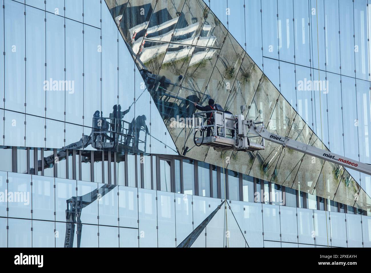 Fensterreiniger an der Fassade von Cube Berlin, würfelförmiges Bürogebäude am Washington Square in der Nähe des Hauptbahnhofs, Berlin. Fensterpuze Stockfoto