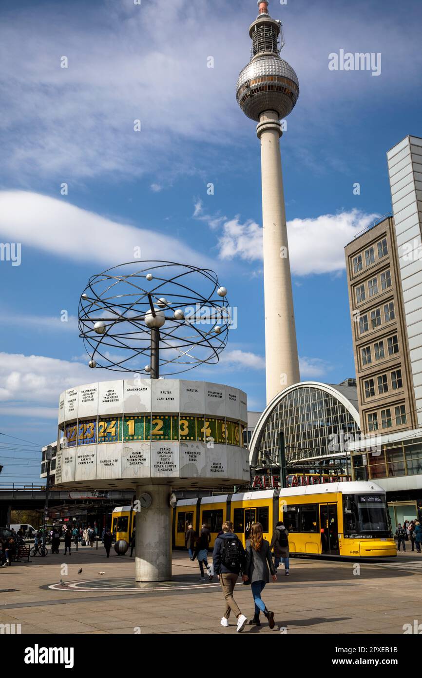 Alexanderplatz mit Weltzeituhr und Fernsehturm, Berlin. Alexanderplatz mit Weltzeituhr und Fernsehturm, Berlin, Deutschland. Stockfoto