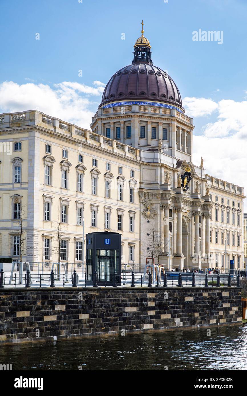 Stadtpalast im Stadtteil Mitte, Westfassade mit Kuppel, Berlin, Deutschland. das Stadtschloss im Bezirk Mitte, Westfassade mit Kuppel, Berlin, Deutschland Stockfoto