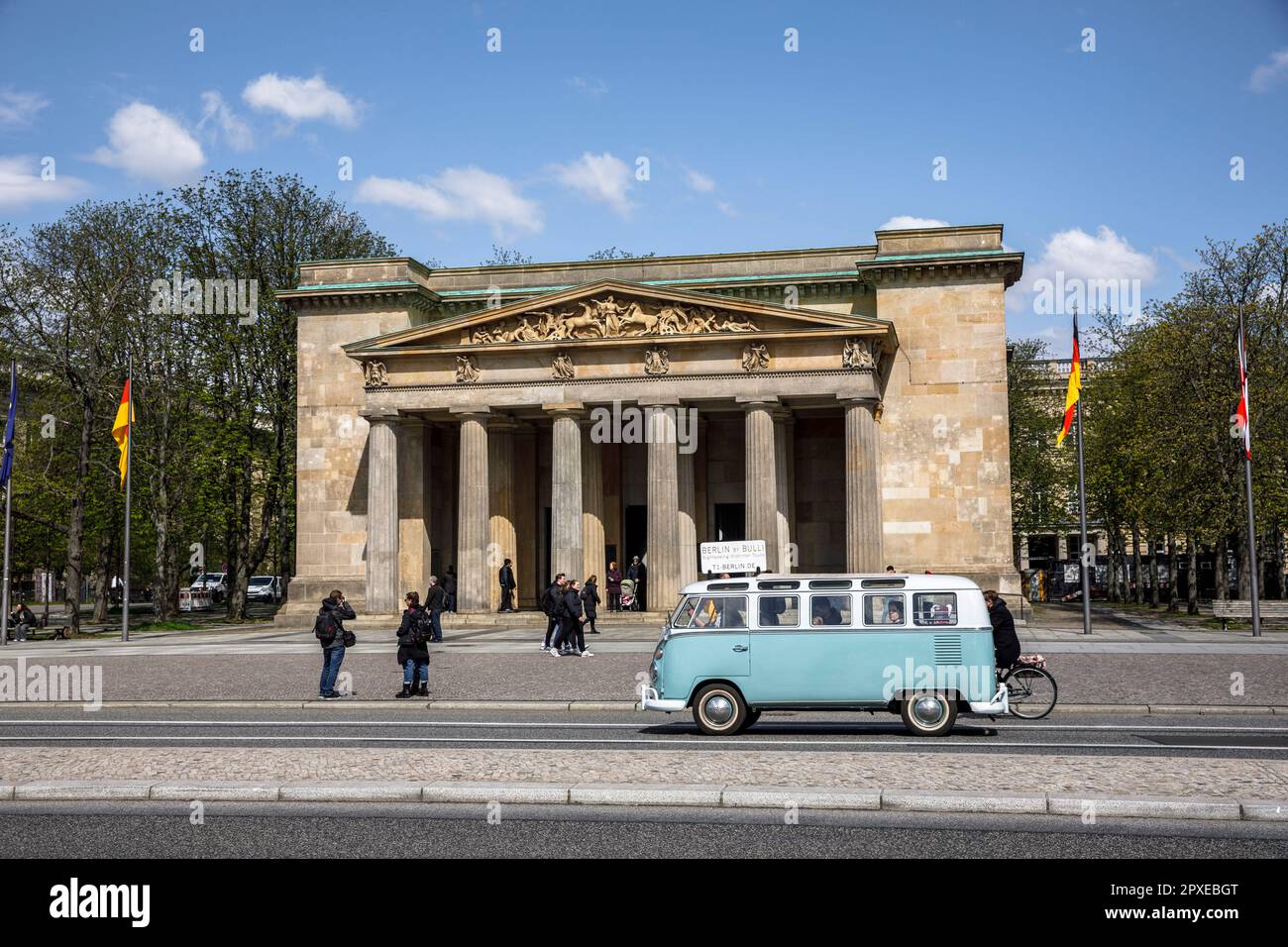 Die Neue Wache auf dem Boulevard unter den Linden, Bezirk Mitte, Zentraldenkmal der Bundesrepublik Deutschland für die Opfer von Krieg und Tyrannei, Stockfoto