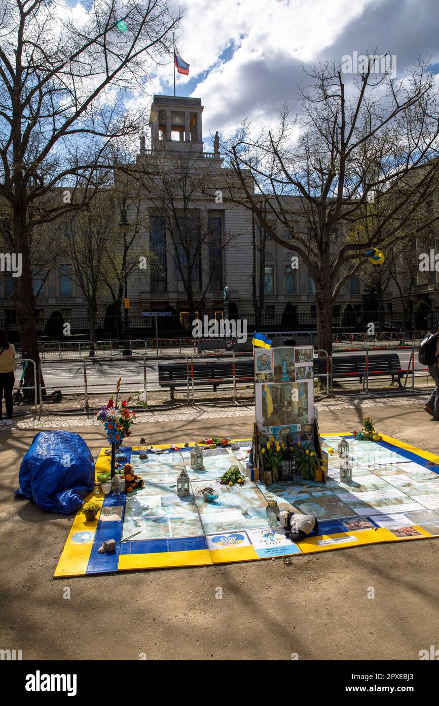 Protest vor der russischen Botschaft auf dem Boulevard unter den Linden gegen Russlands Invasion der Ukraine, des Freiheitsplatzes, Berlin. 19.04.202 Stockfoto