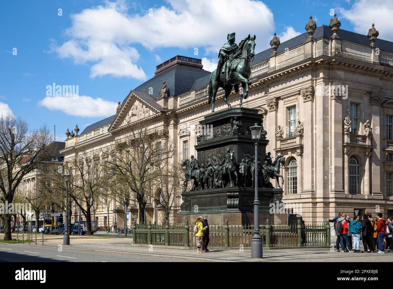 Reiterstatue von Frederick II. Oder Frederick dem Großen vor der Berliner Staatsbibliothek, Boulevard unter den Linden, Berlin, Deutschland. Reiterstan Stockfoto