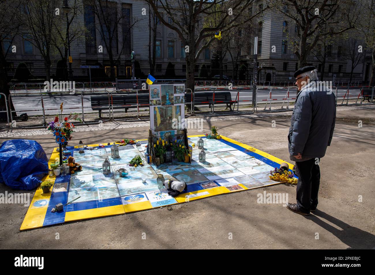 Protest vor der russischen Botschaft auf dem Boulevard unter den Linden gegen Russlands Invasion der Ukraine, des Freiheitsplatzes, Berlin. 19.04.202 Stockfoto