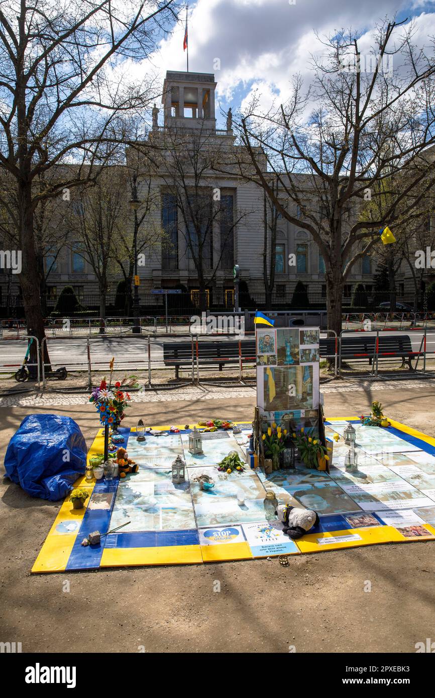 Protest vor der russischen Botschaft auf dem Boulevard unter den Linden gegen Russlands Invasion der Ukraine, des Freiheitsplatzes, Berlin. 19.04.202 Stockfoto