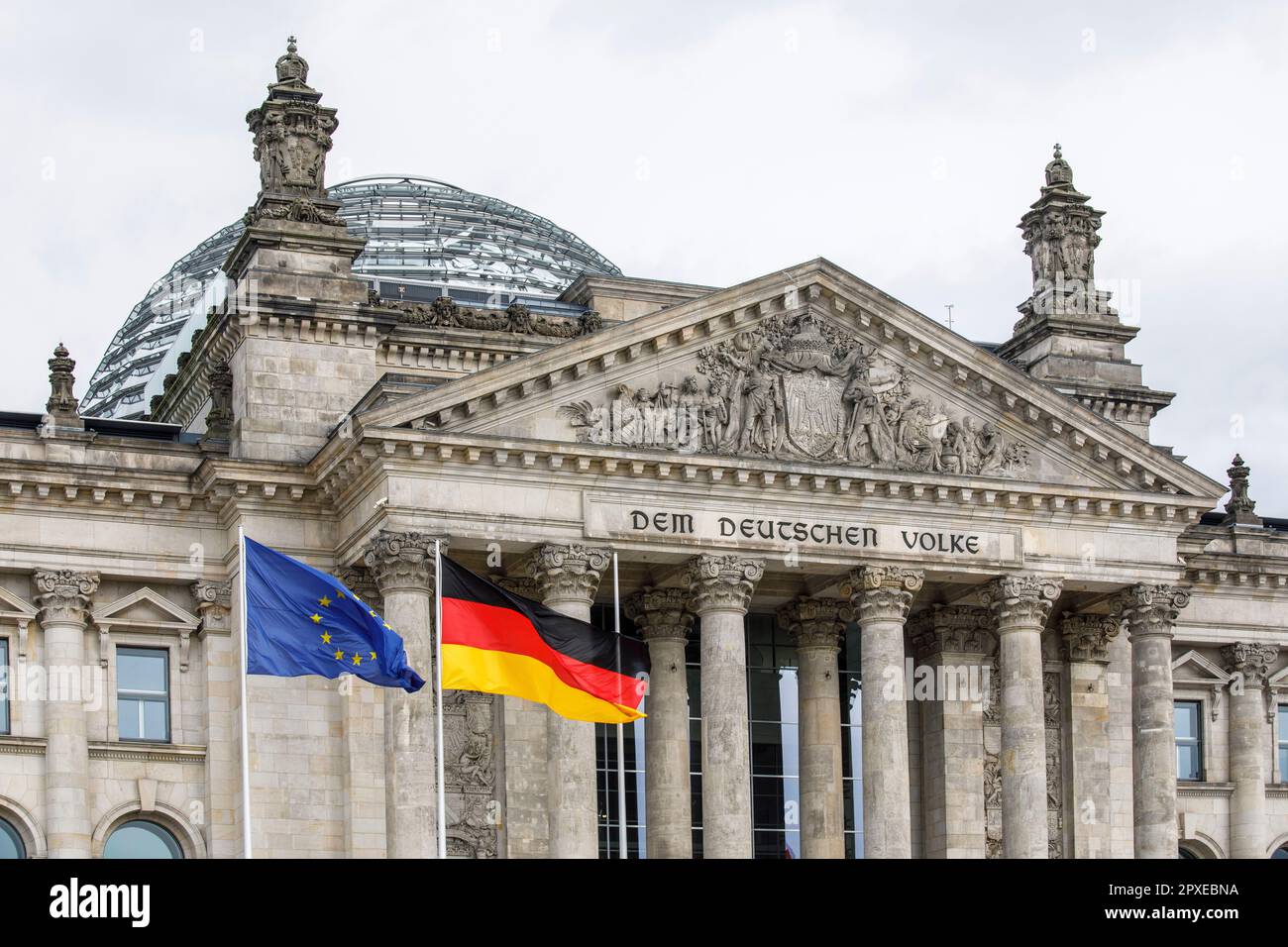 Reichstagsgebäude mit Kuppel, deutscher Flagge und europäischer Flagge auf Platz der Republik, Sitz des Deutschen Bundestages, Berlin. Reichstagsgeb Stockfoto
