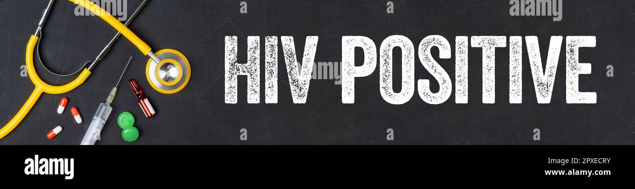 Stethoskop und Arzneimittel an einer Tafel - HIV-positiv Stockfoto