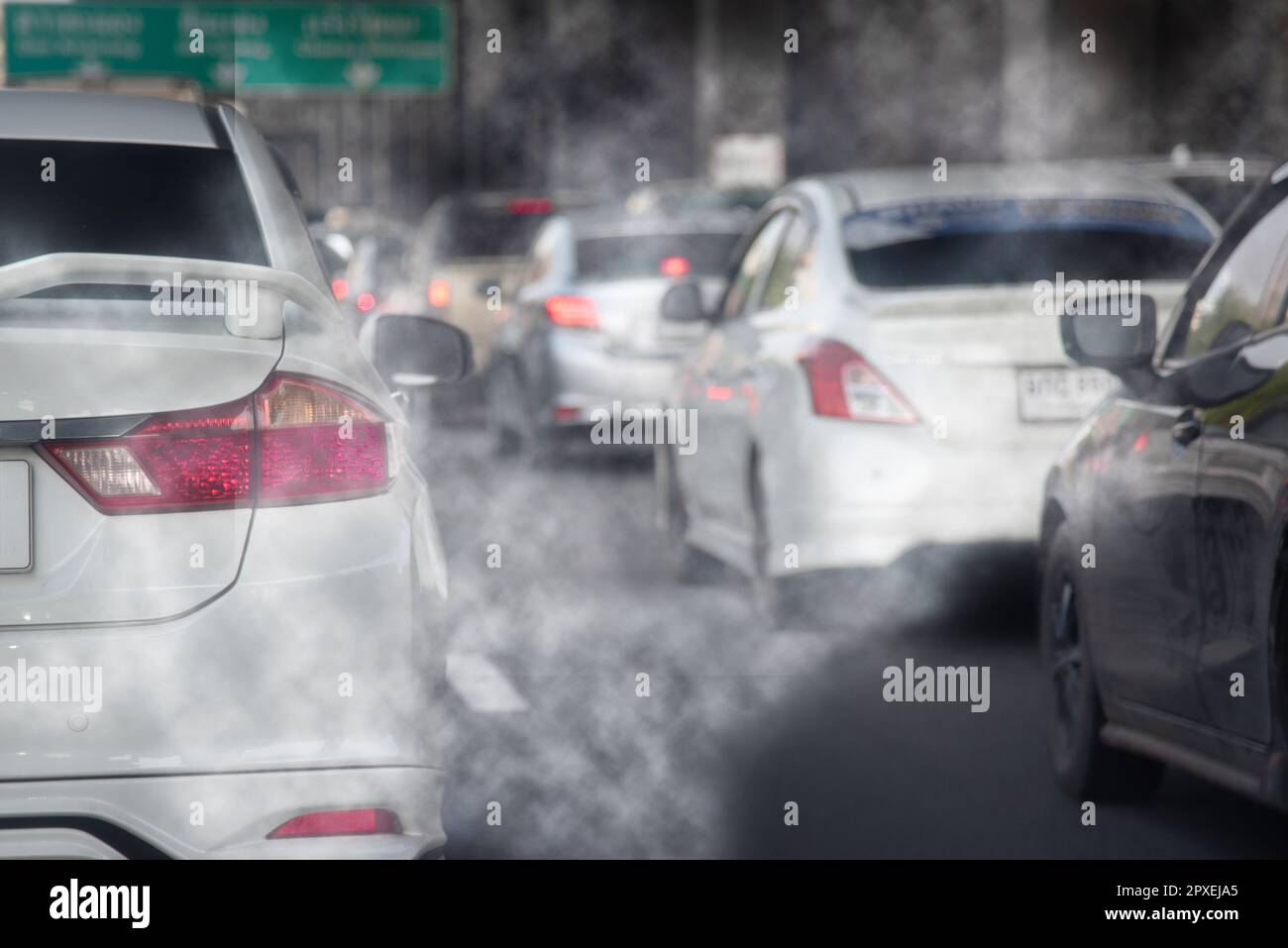 Rauchverschmutzung durch Auspuffrohre von Autos, Staus auf den Straßen zur Hauptverkehrszeit. Stockfoto