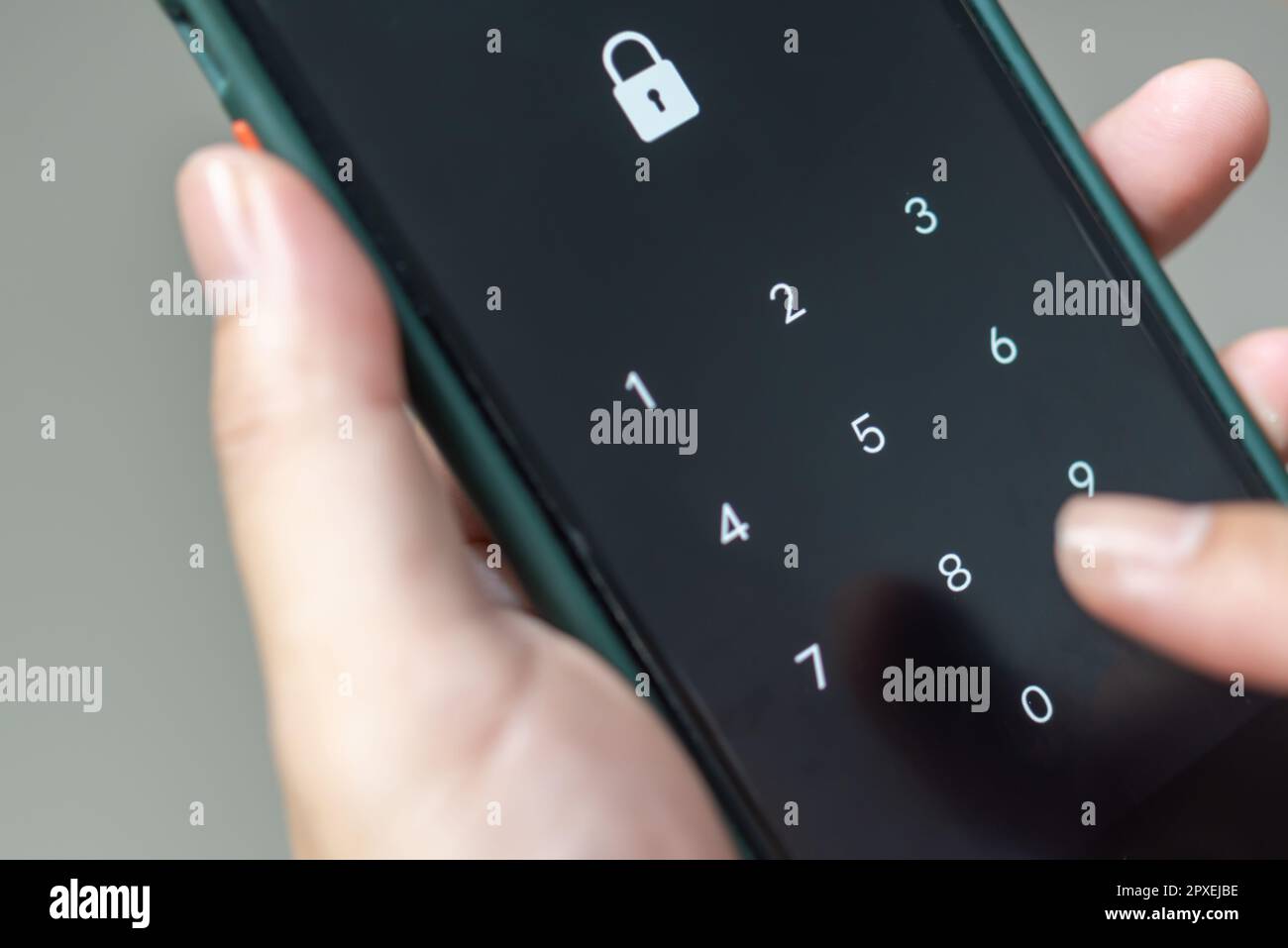 Das Hacken eines Mobiltelefons mit einem Passwort für den Zugriff auf ein Smartphone, Sicherheitsbedrohungen Online-Telefonsperrcode. Smartphone-Schutz mit 2FA Smartphone-Schutz Stockfoto