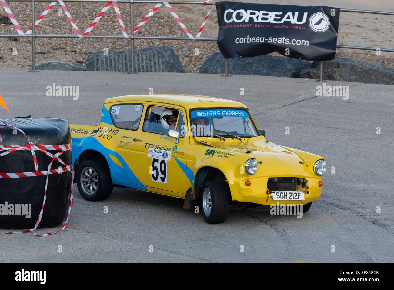 John Cooledge fährt mit einem Ford Anglia 105E aus dem Jahr 1967 bei der Corbeau Seats Rallye an der Küste in Clacton, Essex, Großbritannien. Mitfahrerin Laura Cooledge Stockfoto