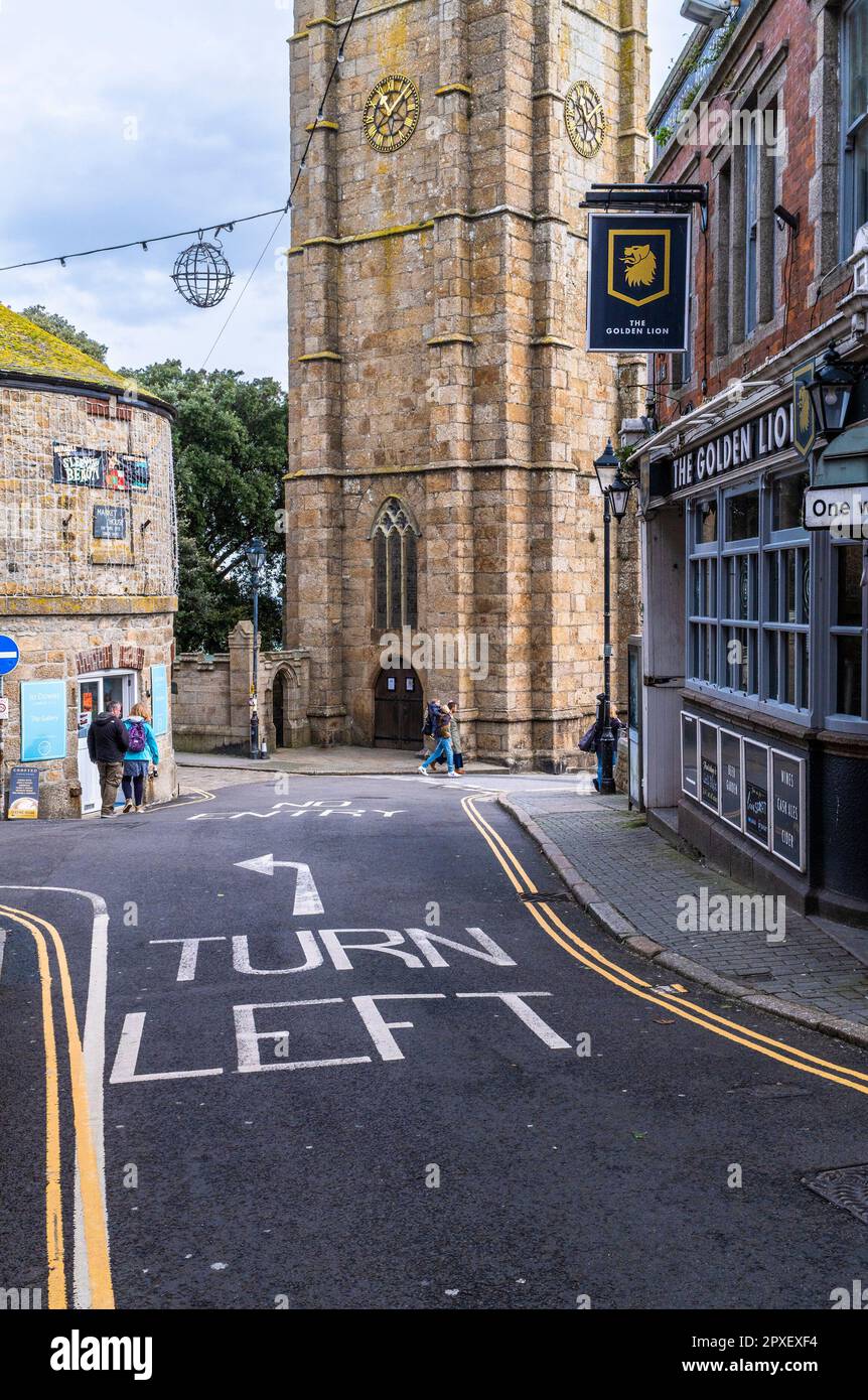 St Andrews Street führt zur St EIA Church in der historischen Küstenstadt St Ives in Cornwall in England im Vereinigten Königreich. Stockfoto