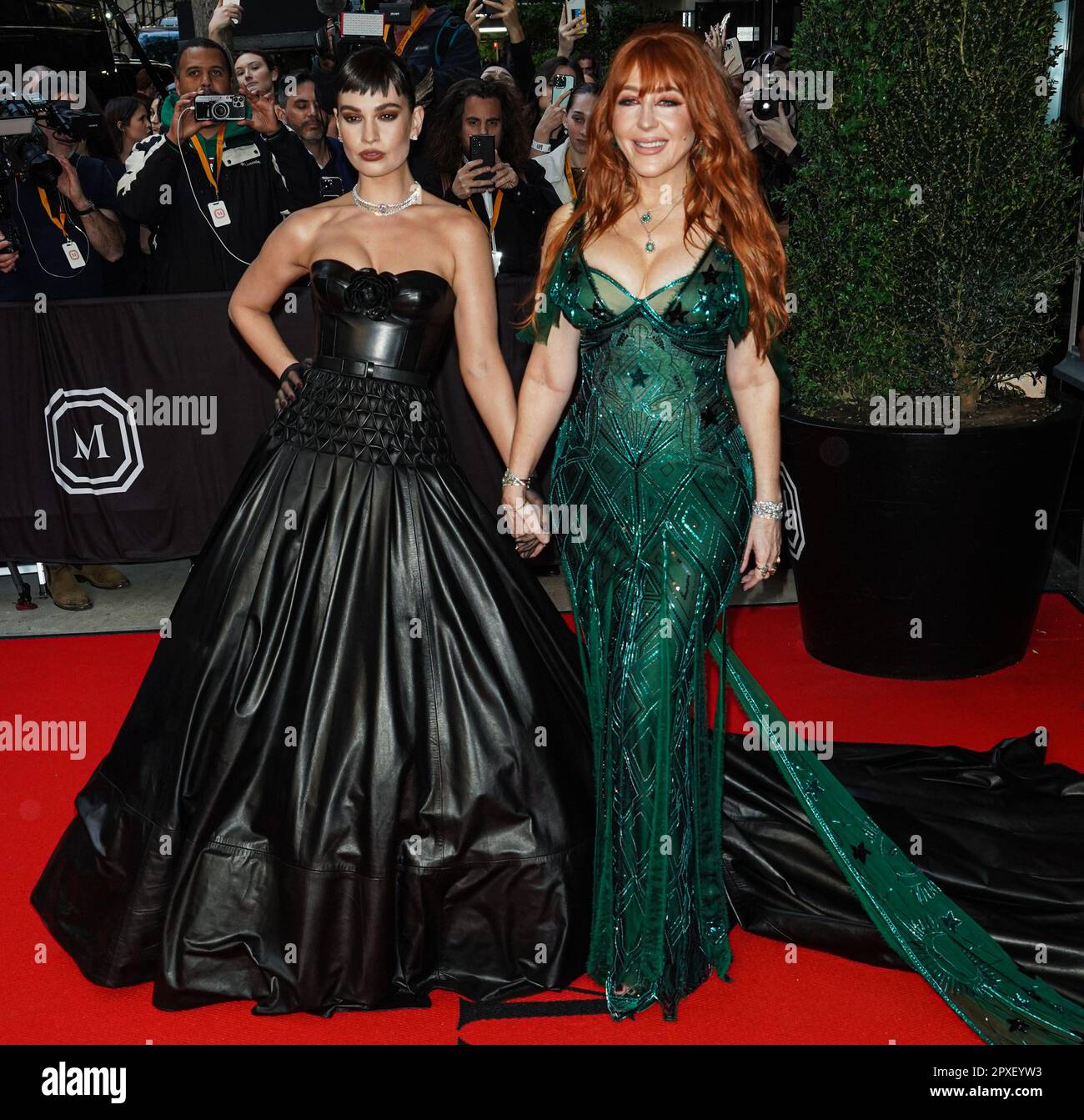 New York City, Usa. 01. Mai 2023. MANHATTAN, NEW YORK CITY, NEW YORK, USA - MAI 01: Lily James und Charlotte Tilbury verlassen das Mark Hotel für die 2023 Met Gala (2023 Costume Institute Benefit) und feiern „Karl Lagerfeld: A Line of Beauty“ im Mark Hotel am 1. Mai 2023 in Manhattan, New York City, New York, USA. ( Kredit: Image Press Agency/Alamy Live News Stockfoto