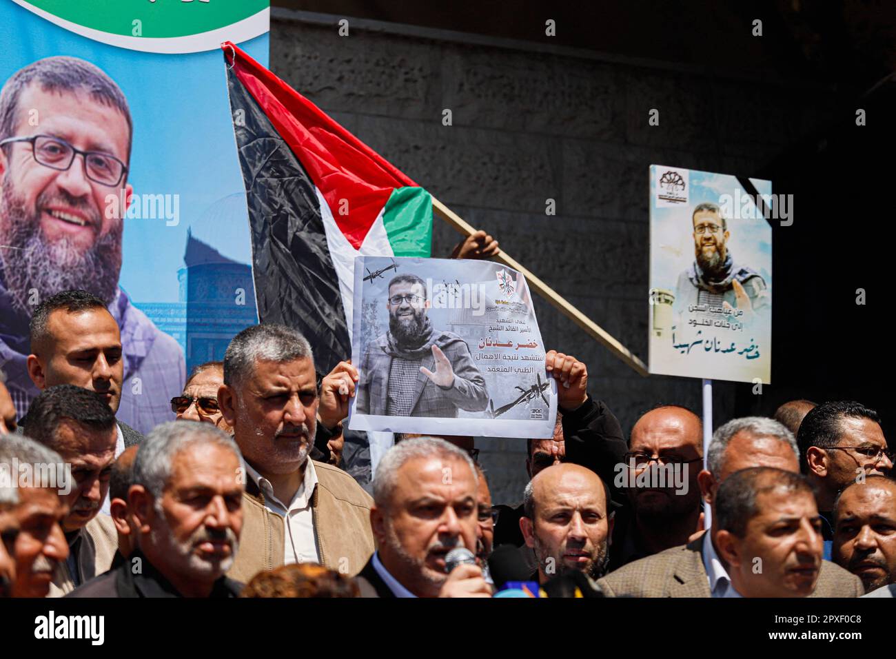 Gaza, Palästina. 02. Mai 2023. Die Menschen versammeln sich vor dem Gebäude des Internationalen Komitees vom Roten Kreuz (IKRK) in Gaza-Stadt, während sie das Poster des palästinensischen Gefangenen Khader Adnan halten, der nach einem 87-tägigen Hungerstreik in einem israelischen Gefängnis am 02. Mai 2023 starb. Khader Adnan trat als Reaktion auf seine administrative Inhaftierung 66 Tage im Jahr 2012, 52 Tage im Jahr 2015, 59 Tage im Jahr 2018 und 25 Tage im Jahr 2021 in den Hungerstreik. Foto: Ramez Habboub/ABACAPRESS.COM Kredit: Abaca Press/Alamy Live News Stockfoto