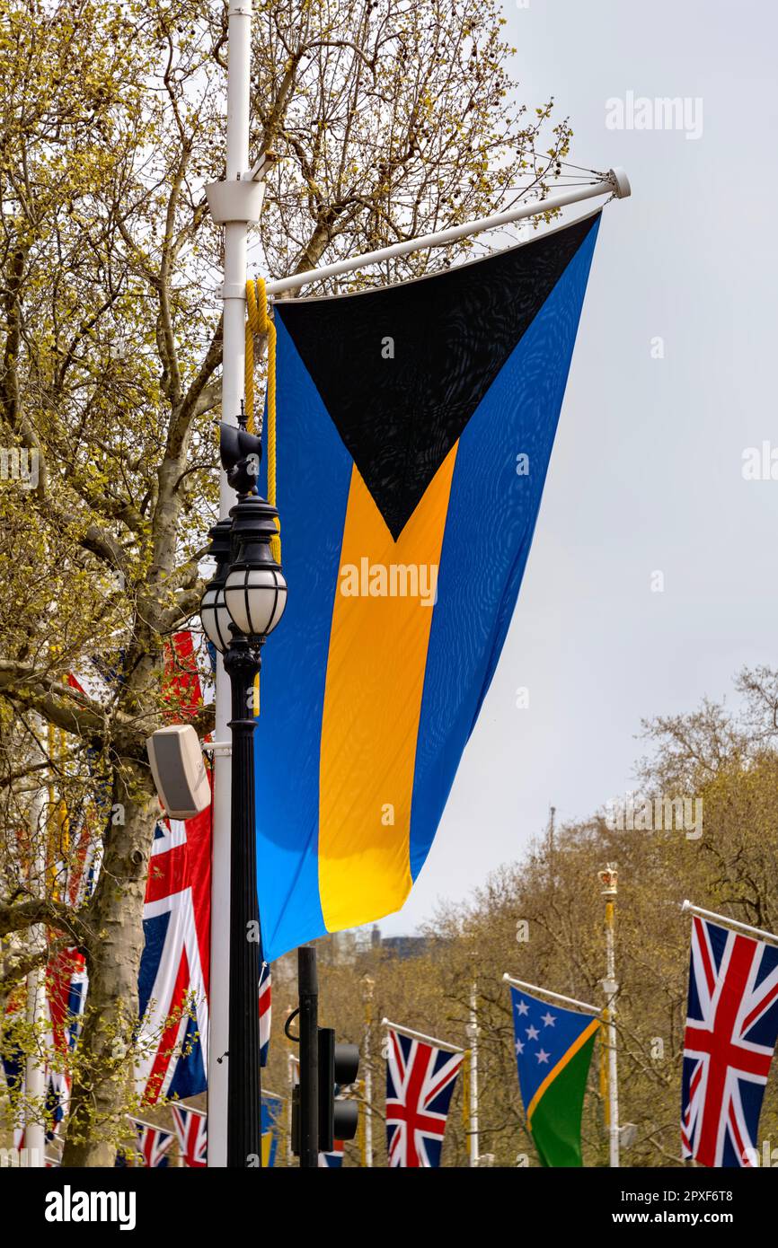Nationale Flagge der Bahamas mit Union Jack Flags im Hintergrund entlang der Mall, London, UK, in Vorbereitung auf die Krönung von König Karl III Stockfoto