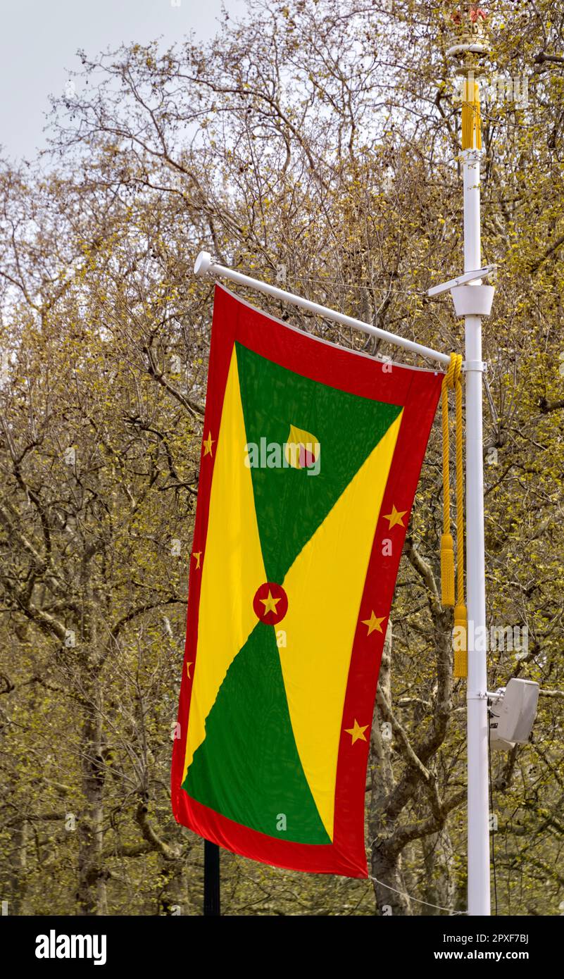 Grenada National Flag, eine der Commonwealth-Flaggen entlang der Mall, London UK, in Vorbereitung auf die Krönung von König Karl III Stockfoto