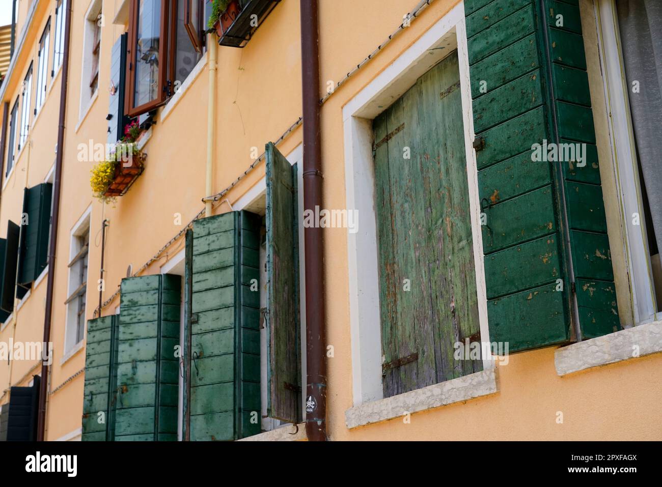 Fassadendetails eines Hauses mit trationalen Holzfenstern, Giudecca, Venedig, Venetien, Italien, Europa, Stockfoto