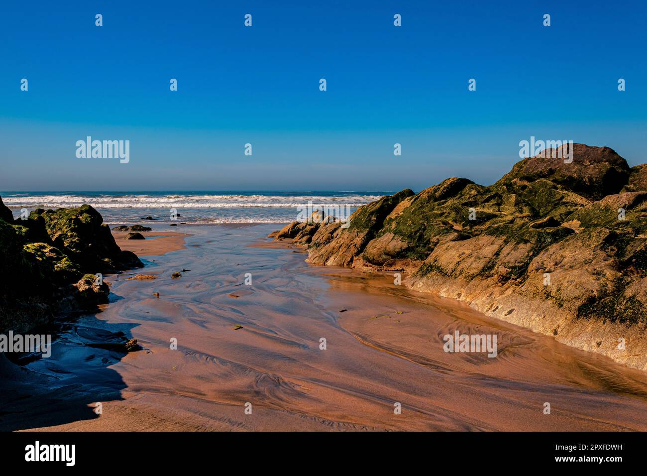 Wasser fließt ins Meer Stockfoto