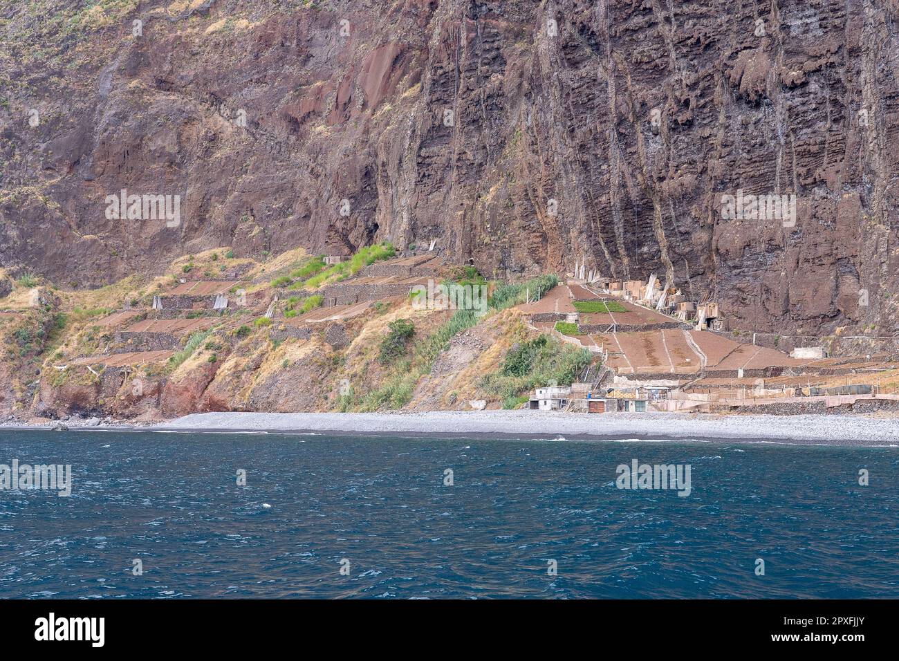 Blick auf die schiere vulkanische Klippe, die sich über dem Ozean erhebt. Stockfoto