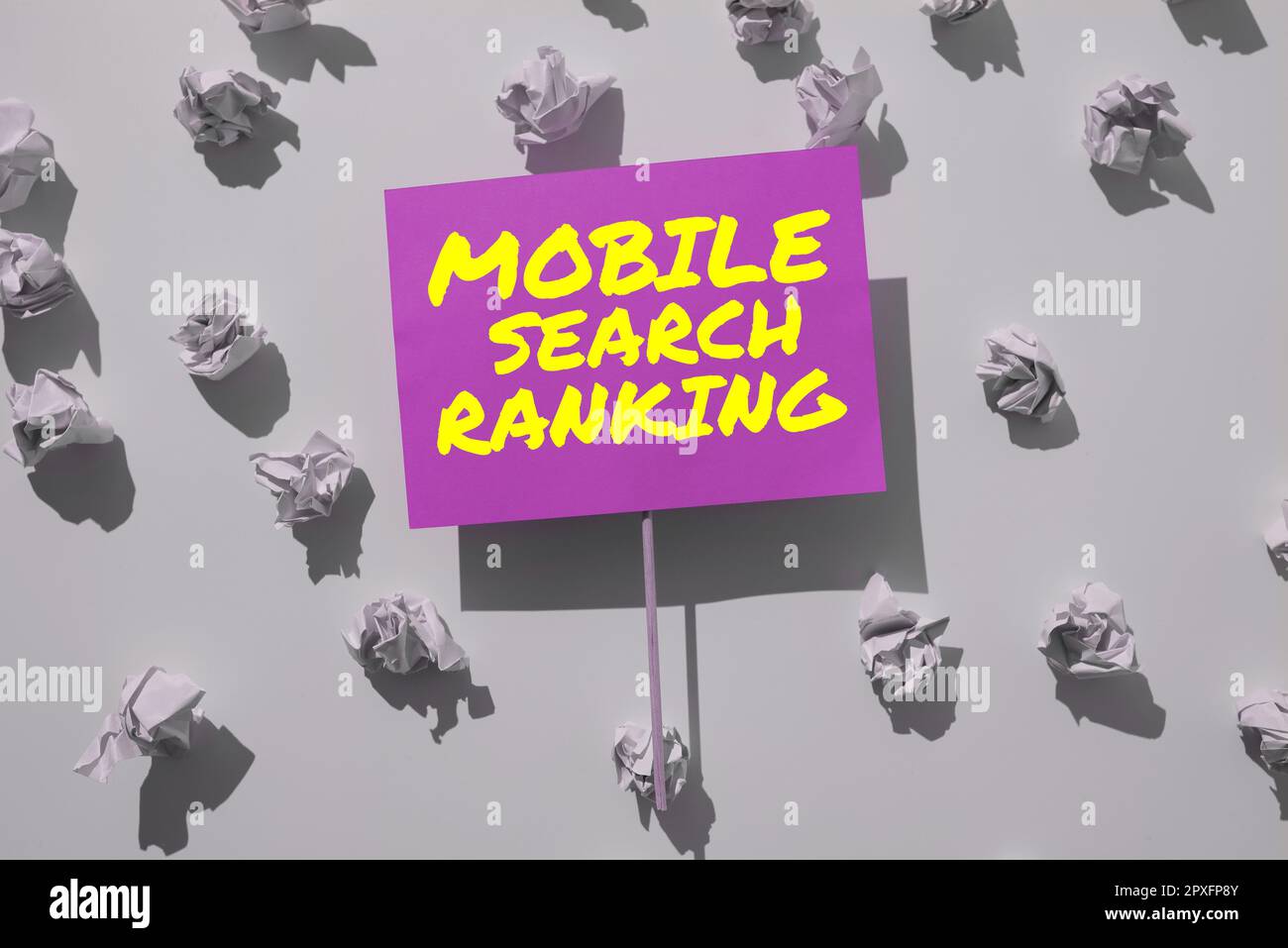 Handschriftlicher Text die Rangfolge der mobilen Suche, das auf der Website oder Seite geschriebene Wort wird innerhalb der Suchmaschinenergebnisse eingestuft Stockfoto