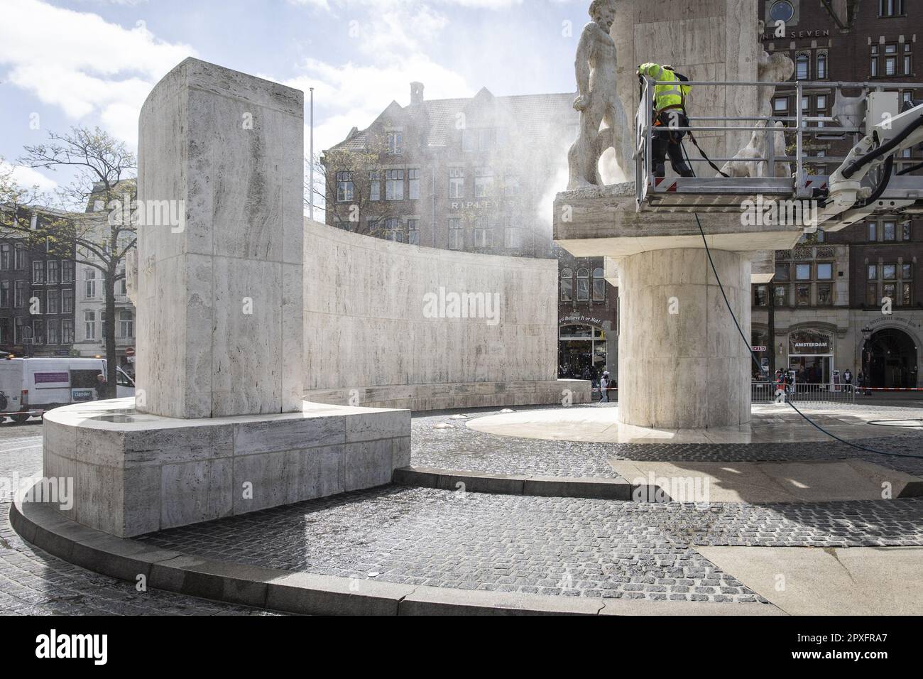 Amsterdam, Niederlande. 02. Mai 2023. AMSTERDAM - ein Mitarbeiter des städtischen Reinigungsdienstes sprüht im Vorfeld des Gedenktags das Nationaldenkmal sauber. Traditionell findet die nationale Gedenkfeier auf dem Damplein statt. ANP DINGENA MOL netherlands Out - belgium Out Credit: ANP/Alamy Live News Stockfoto