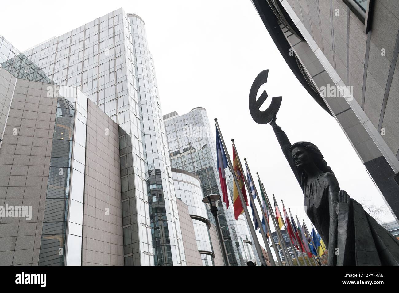 Altiero Spinelli Gebäude, Bronze Statue Europa 1993 von Mai Claerhout, Statue von Holding das griechische Epsilon, Symbol der Euro Währung, in Fr Stockfoto