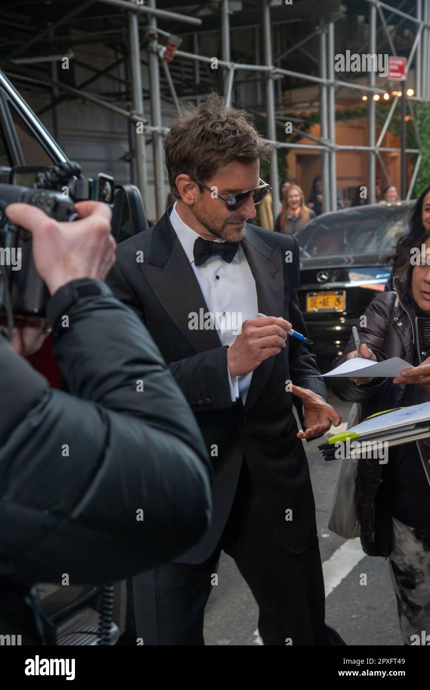 New York, New York, USA. 1. Mai 2023. (NEU) The Pierre Hotel: 2023 Met Gala Departures. 01. Mai 2023, New York, New York, USA: Bradley Cooper verlässt das Pierre Hotel für 2023 Met Gala am 01. Mai 2023 in New York City. (Kreditbild: © M10s/TheNEWS2 via ZUMA Press Wire) NUR REDAKTIONELLE VERWENDUNG! Nicht für den kommerziellen GEBRAUCH! Stockfoto