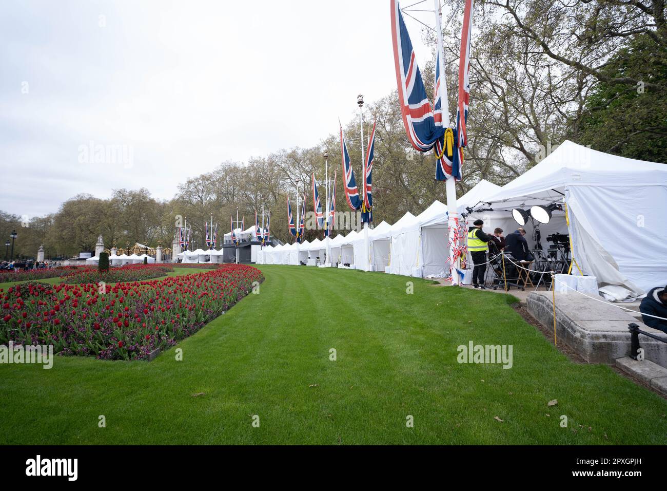 London UK. 2. Mai 2023 Medienzelte mit Blick auf die roten Tulpenbeete gegenüber dem Buckingham-Palast sind errichtet , und es verbleiben 4 Tage bis zur Krönung von König Karl III und Königin Camilla am 6 . Mai in der Westminster Abbey . Die Krönung soll große Menschenmassen anziehen, um die königliche Kutschprozession zu beobachten. Kredit: amer Ghazzal/Alamy Live News Stockfoto