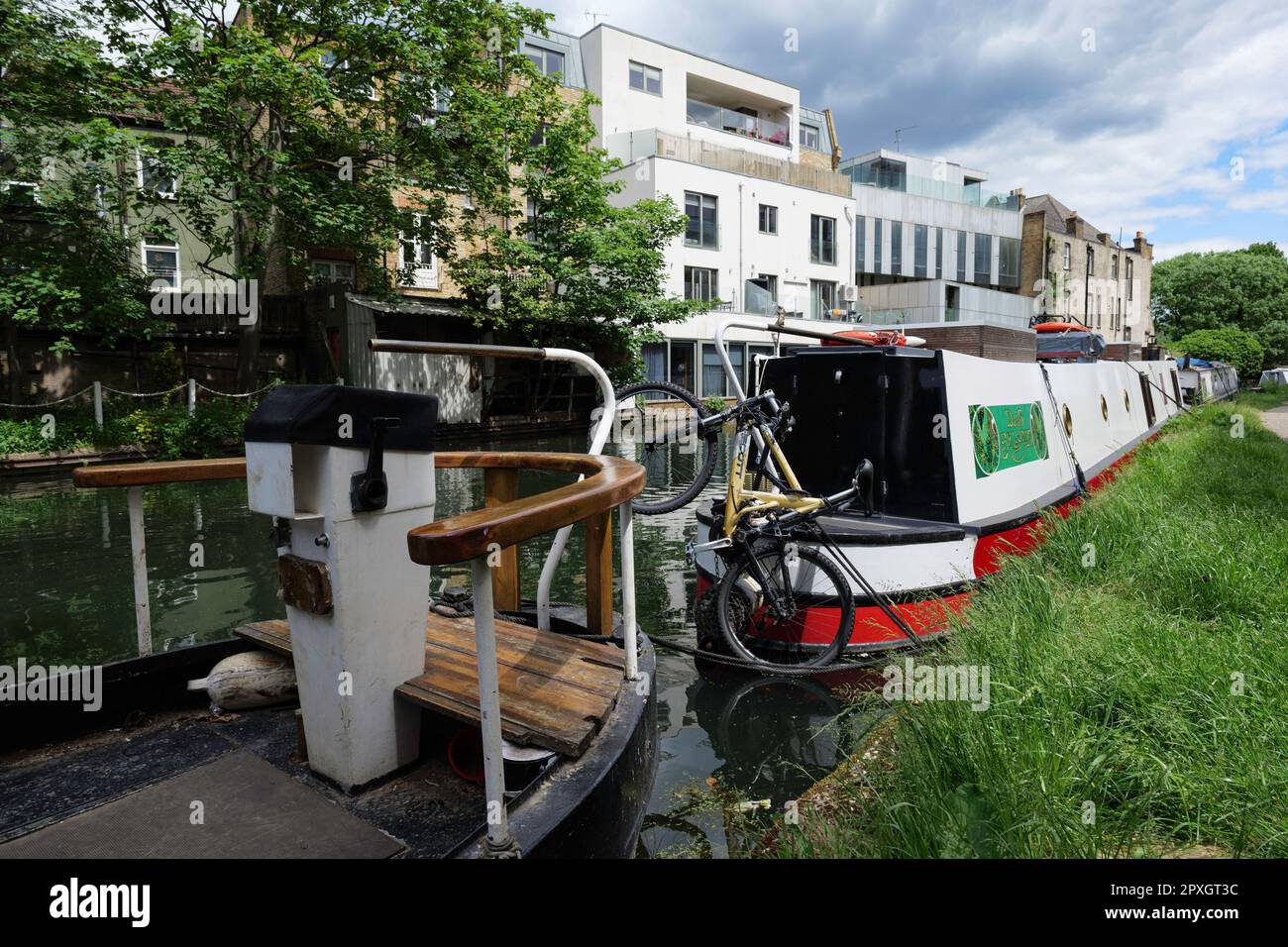 London - 05 21 2022 Uhr: Hausboote, die auf dem Fußweg des Grand Union Canal in der Nähe der Adela Street festgemacht sind Stockfoto