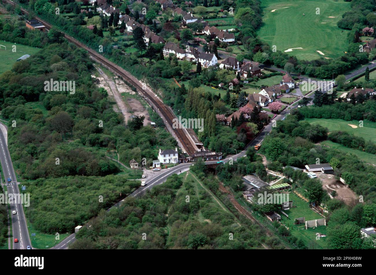 Surrey England Vorstadtgebiet Blick auf Banstead vom Air Greenbelt - Bahnhof und Golfplatz Stockfoto