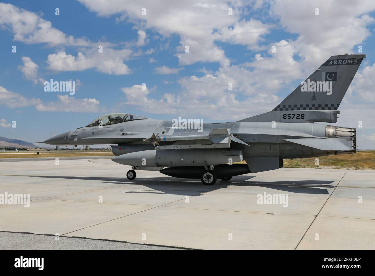 KONYA, TURKIYE - 30. JUNI 2022: Pakistan Air Force General Dynamics F-16A Fighting Falcon (5G-28) Rolling im Flughafen Konya während Anatolian Eagle Air Stockfoto