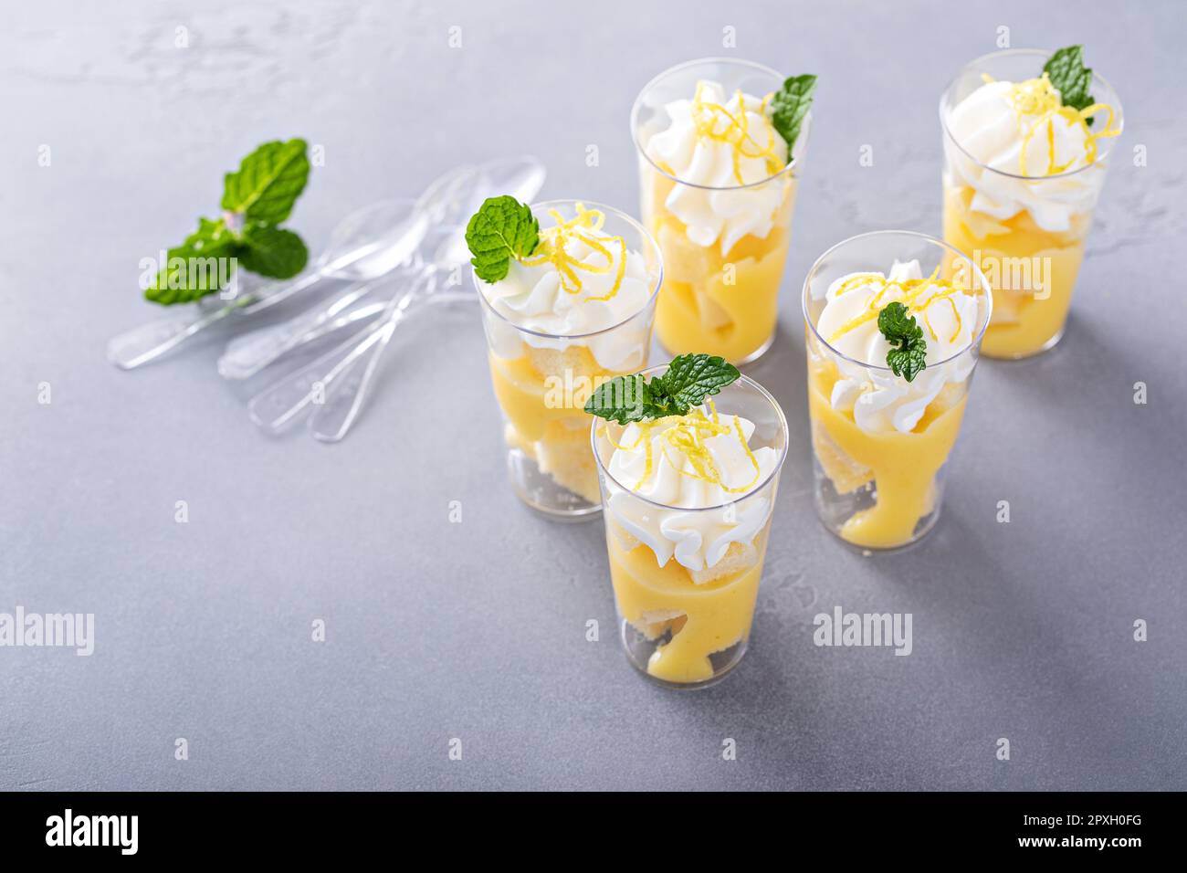 Zitronenquellensaft mit Desserts für eine Party oder einen Geburtstag, Esstisch-Idee, Catering Stockfoto