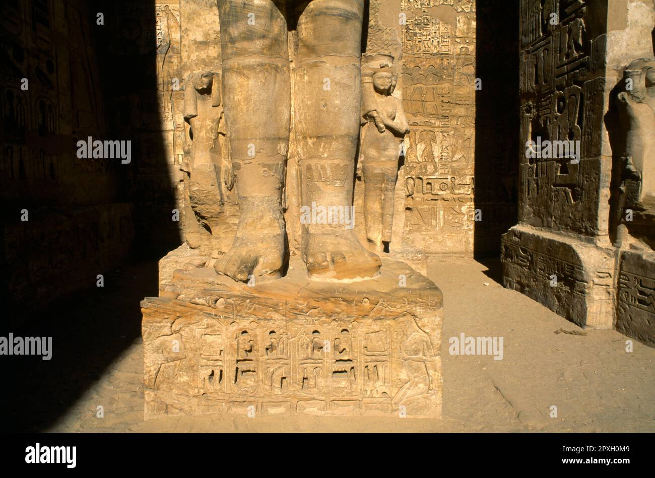 Luxor Egypt Medinet Habu Prince & Princess at Feet of Ramses III Diminiutive Größe zeigt Status an Stockfoto