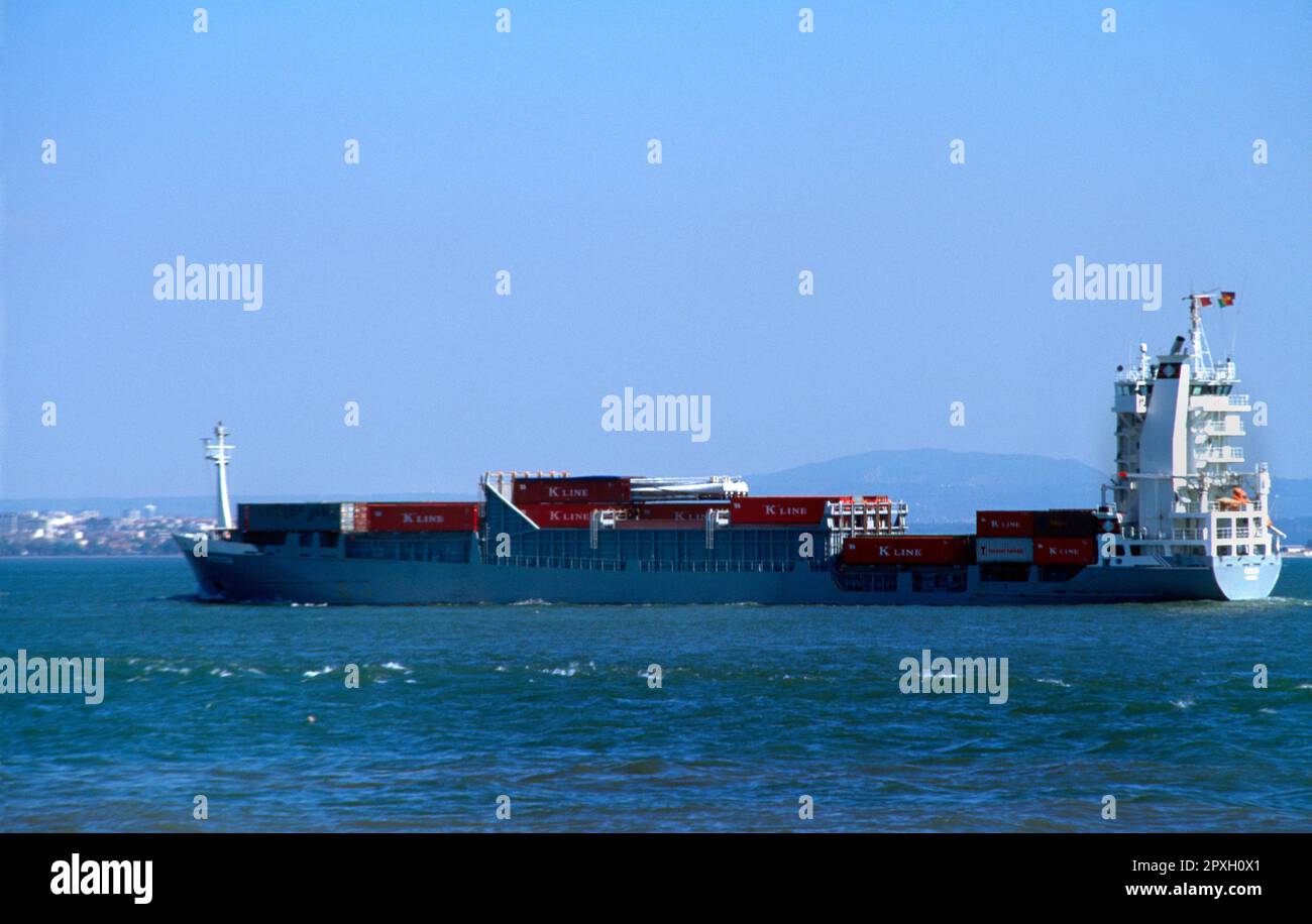Containerschiff Fluss Tejo Alfama Lissabon Portugal Stockfoto