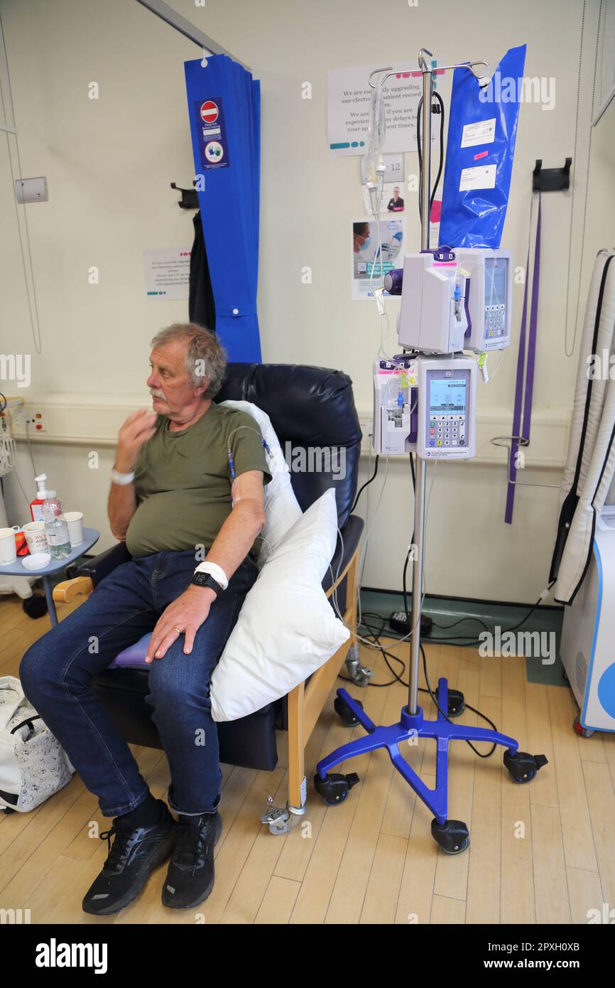 Krebspatient unter Chemotherapie mit intravenöser Infusions-Chemotherapie Pump Surrey England Stockfoto
